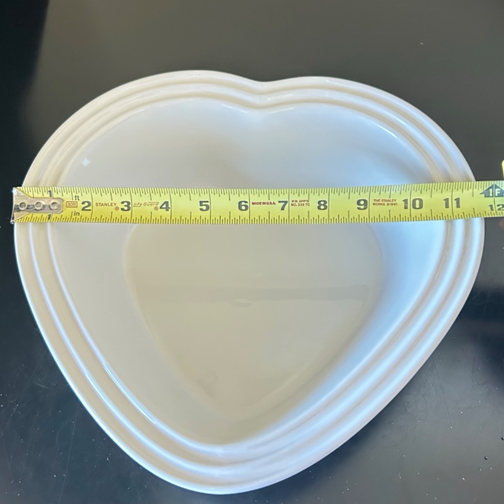 Le Creuset Ramekin D’ Amour Covered Heart Dish. White - Picture 11 of 12